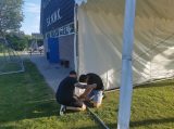 Opbouwen tent op sportpark 'Het Springer' (dag 2) (28/43)